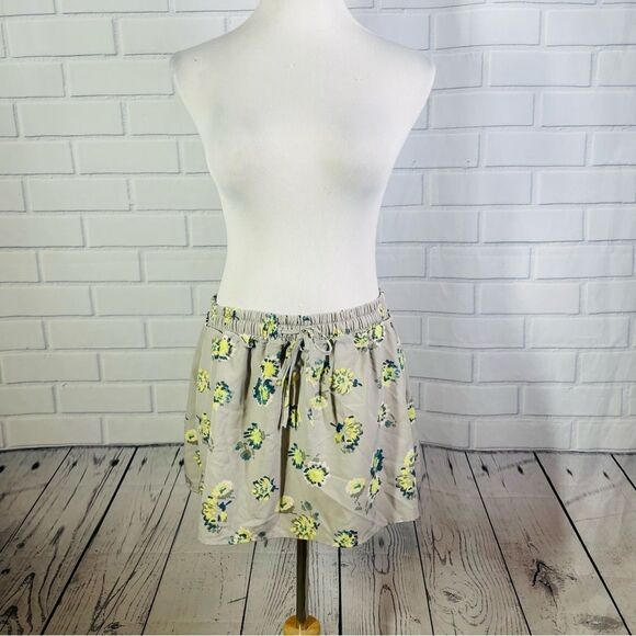10/$25🦋 Gap Body Gray Floral Mini Skirt - Size Small - Picture 1 of 14